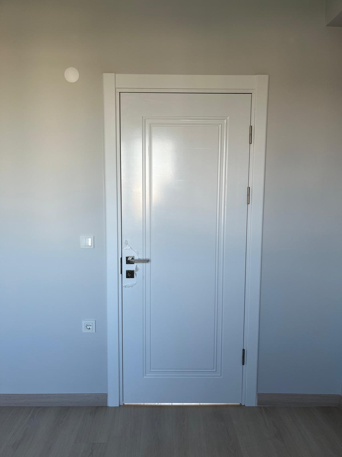 Beyaz panel iç kapı montajı